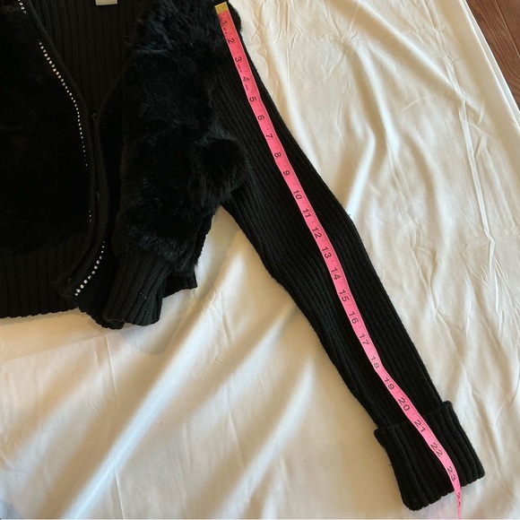 Black Faux Fur Cropped Sweater
Juniors Size XL
Women around Size 4 - Picture 6 of 6